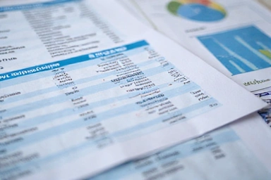 Documenti con grafici e dati chiari, simbolo di trasparenza e informazione